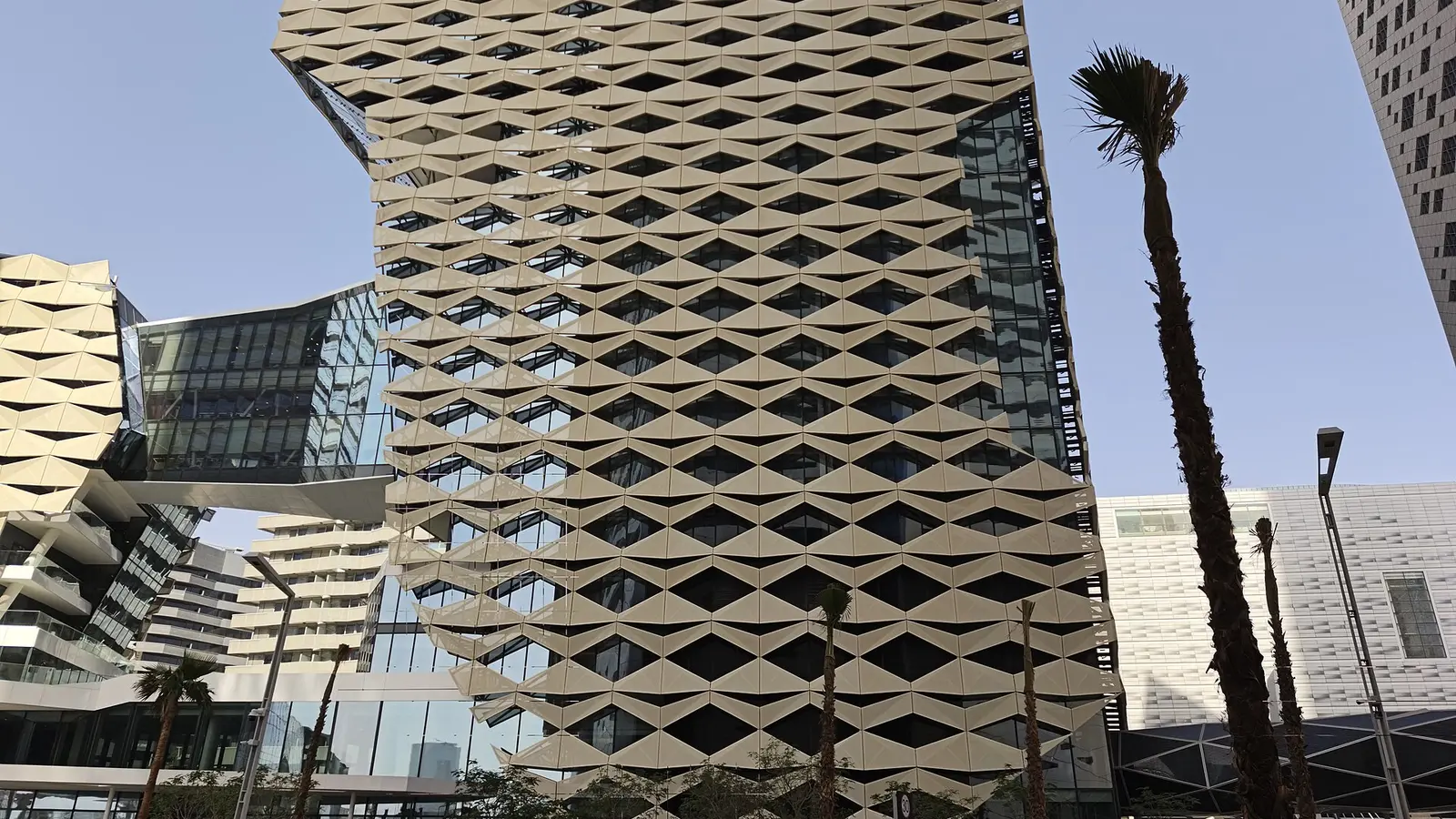 برج مكتبي حديث بواجهة هندسية مميزة في مركز الملك عبدالله المالي بالرياض، يمثل قطاع الأعمال والتأمينات في السعودية