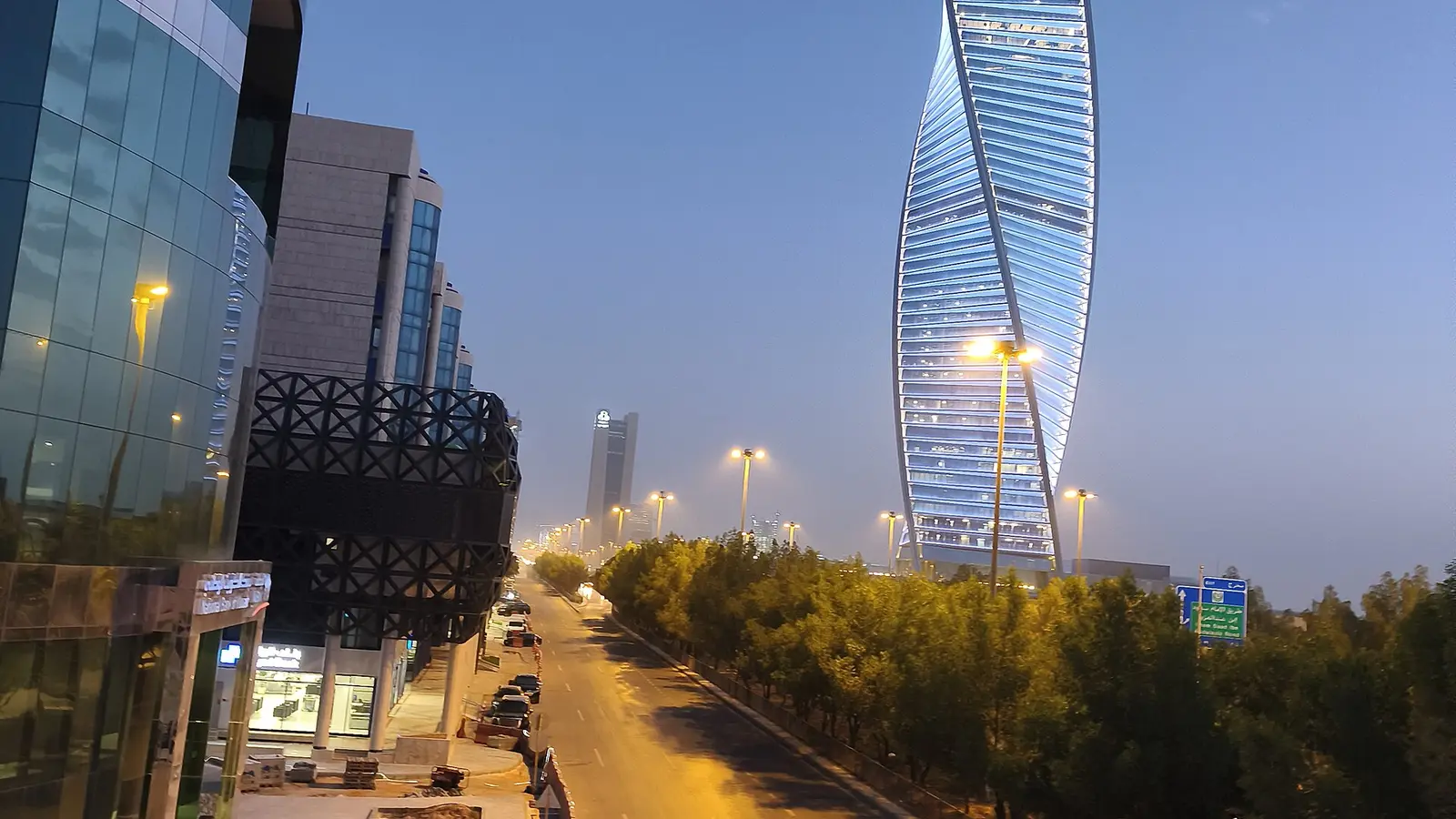 برج مجدول الملتوي في الرياض عند الغسق وسط أبراج أعمال زجاجية، مشهد يمثل بيئة الشركات والمقرّات في العاصمة السعودية