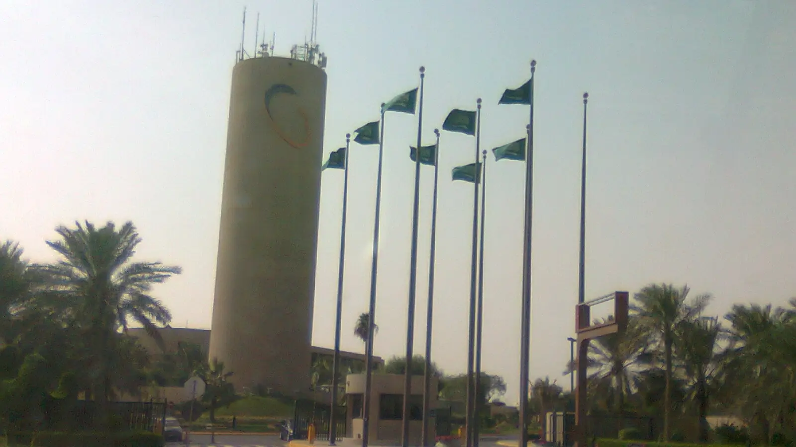 برج الشركة السعودية للكهرباء بشعارها في الخبر ترفرف حوله أعلام المملكة