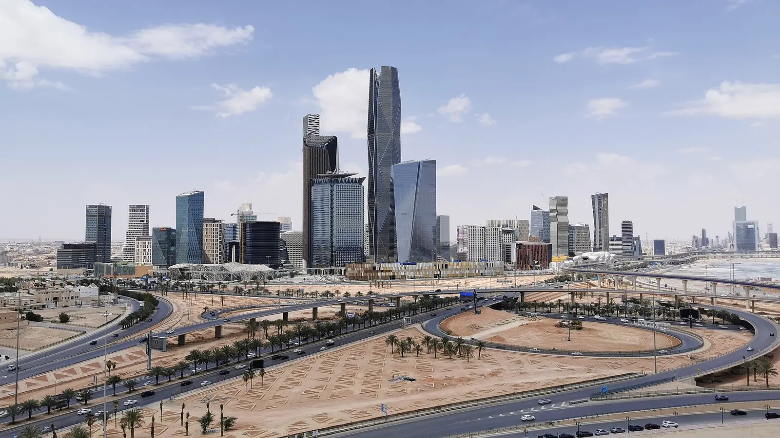 منظر بانورامي لأبراج مركز الملك عبدالله المالي في الرياض من فوق ساحة انتظار فارغة