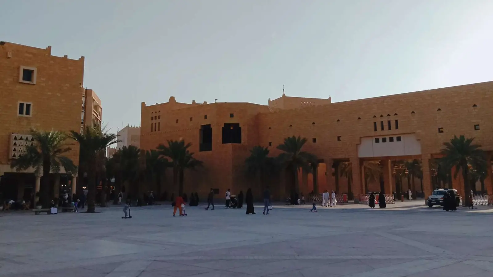 قصر الحكم في الرياض وساحته العامة، مقرّ حكومي تاريخي في وسط العاصمة السعودية