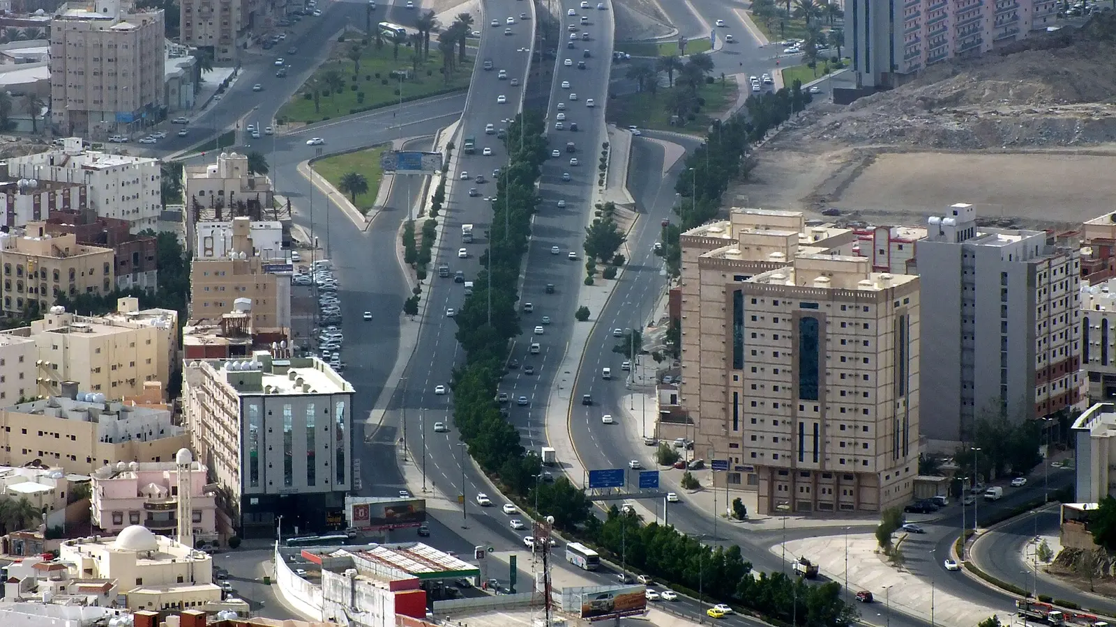 الطريق الدائري الثالث في مكة المكرمة من الأعلى، بمسارات متعددة ومركبات متحركة وسط أبراج سكنية