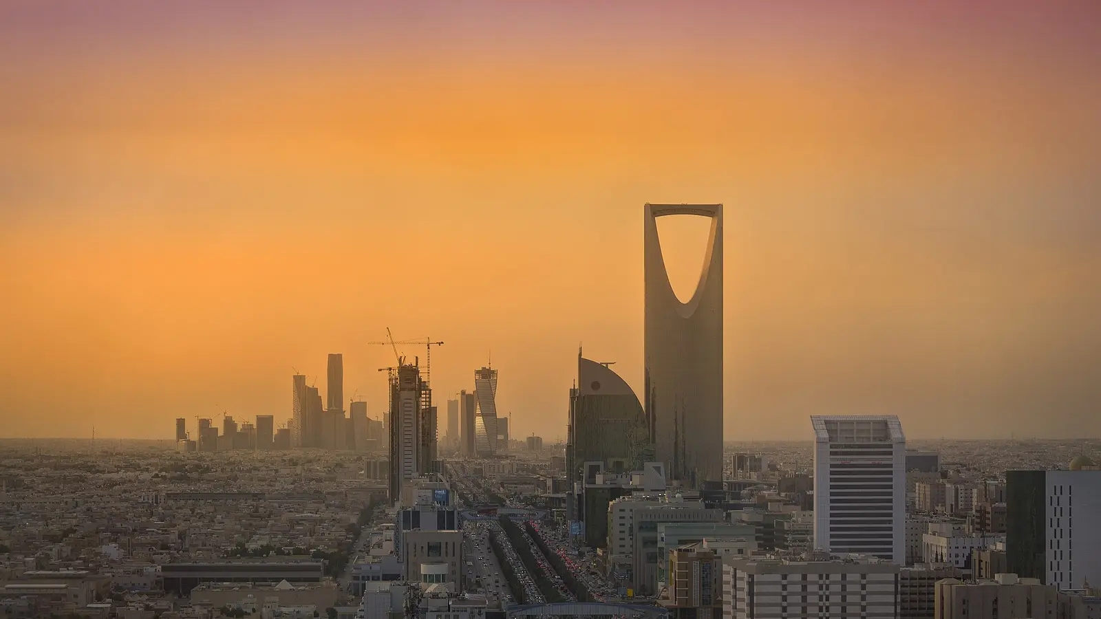 أفق مدينة الرياض وأبراج مركز الملك عبدالله المالي، رمز بيئة الأعمال السعودية التي تُسجَّل فيها العلامات التجارية