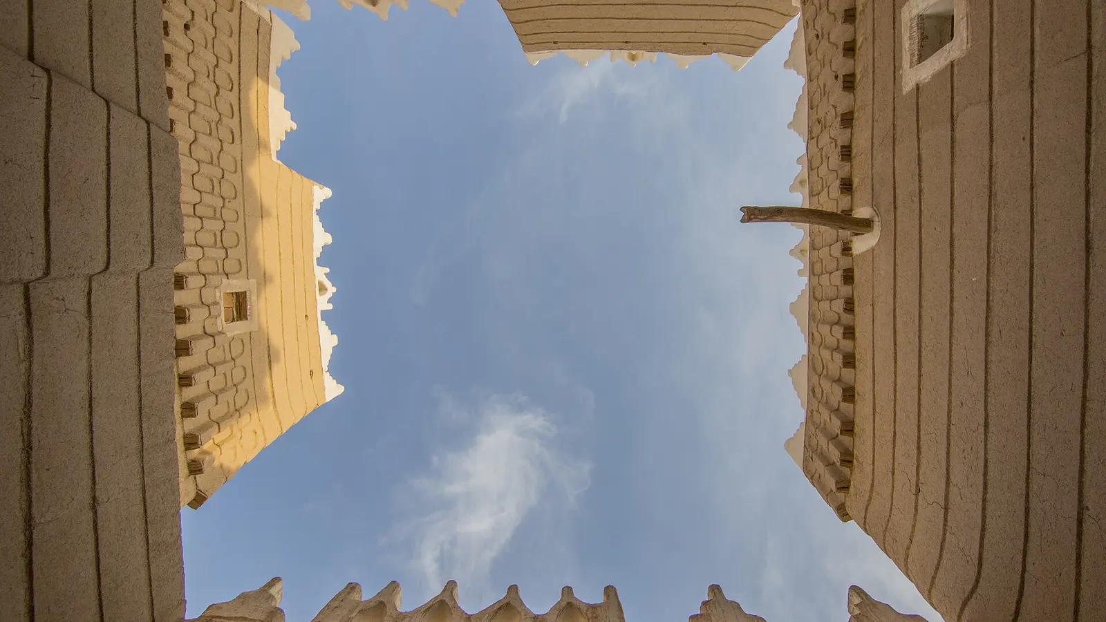 قصر الإمارة التاريخي بنجران بجدرانه الطينية وأبراجه المزخرفة تحت سماء صافية