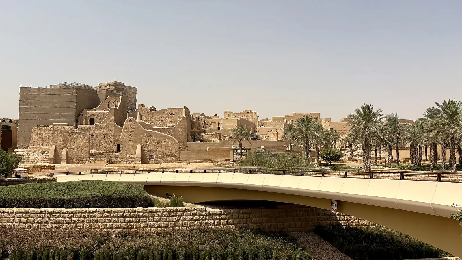 حي الطريف التاريخي في الدرعية، إحدى الوجهات السياحية في السعودية بعمارته الطينية النجدية ومطاعمه المحيطة