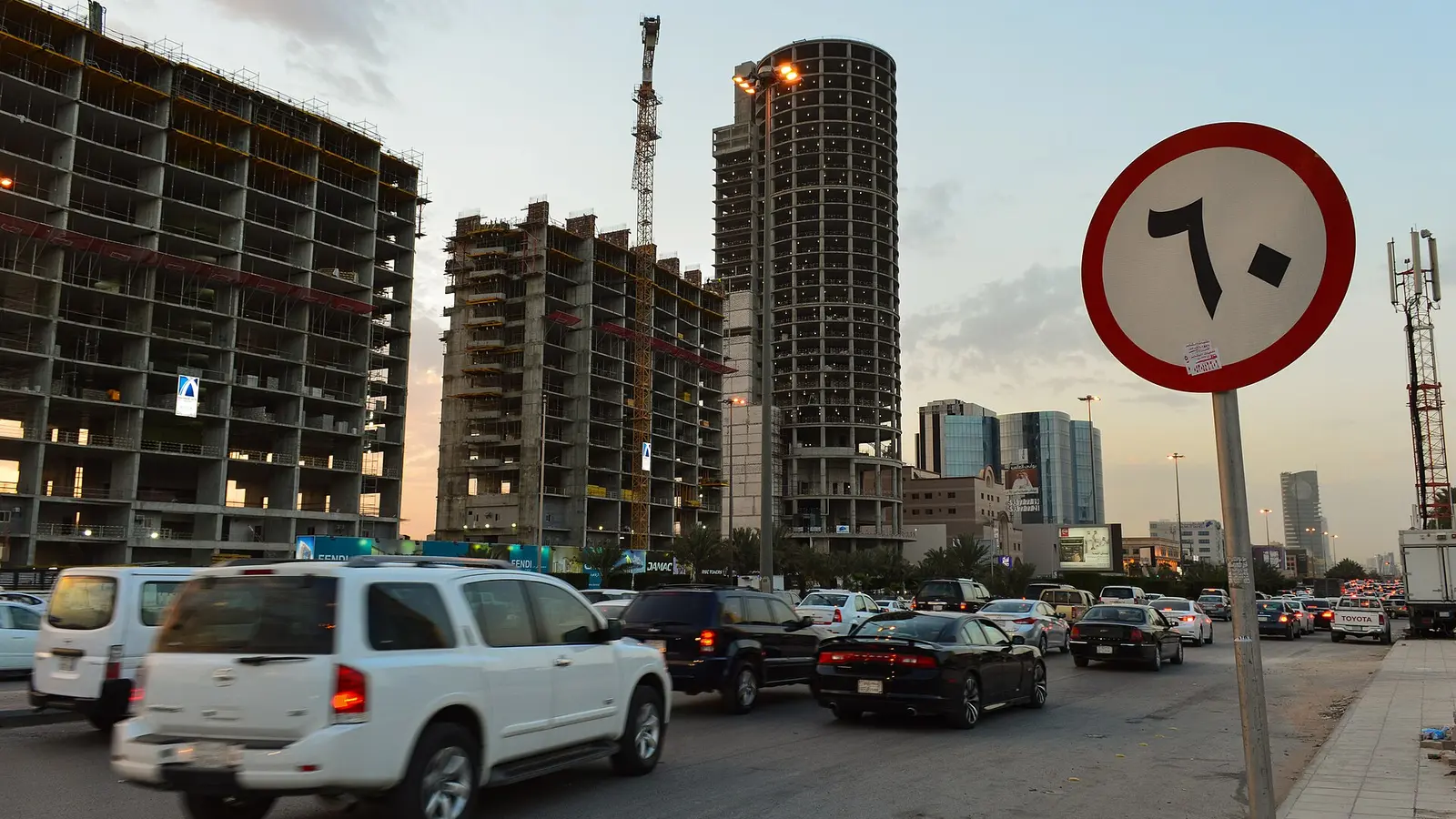 مبنى تجاري قيد الإنشاء في الرياض، تعبيرًا عن دورة حياة المنشآت التجارية من التأسيس حتى إغلاق سجلها