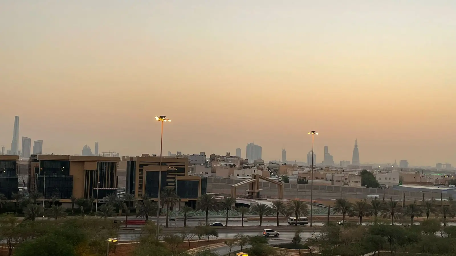 أفق مدينة الرياض عند الغروب، حيث تقع البعثات الدبلوماسية الأجنبية ووزارة الخارجية السعودية