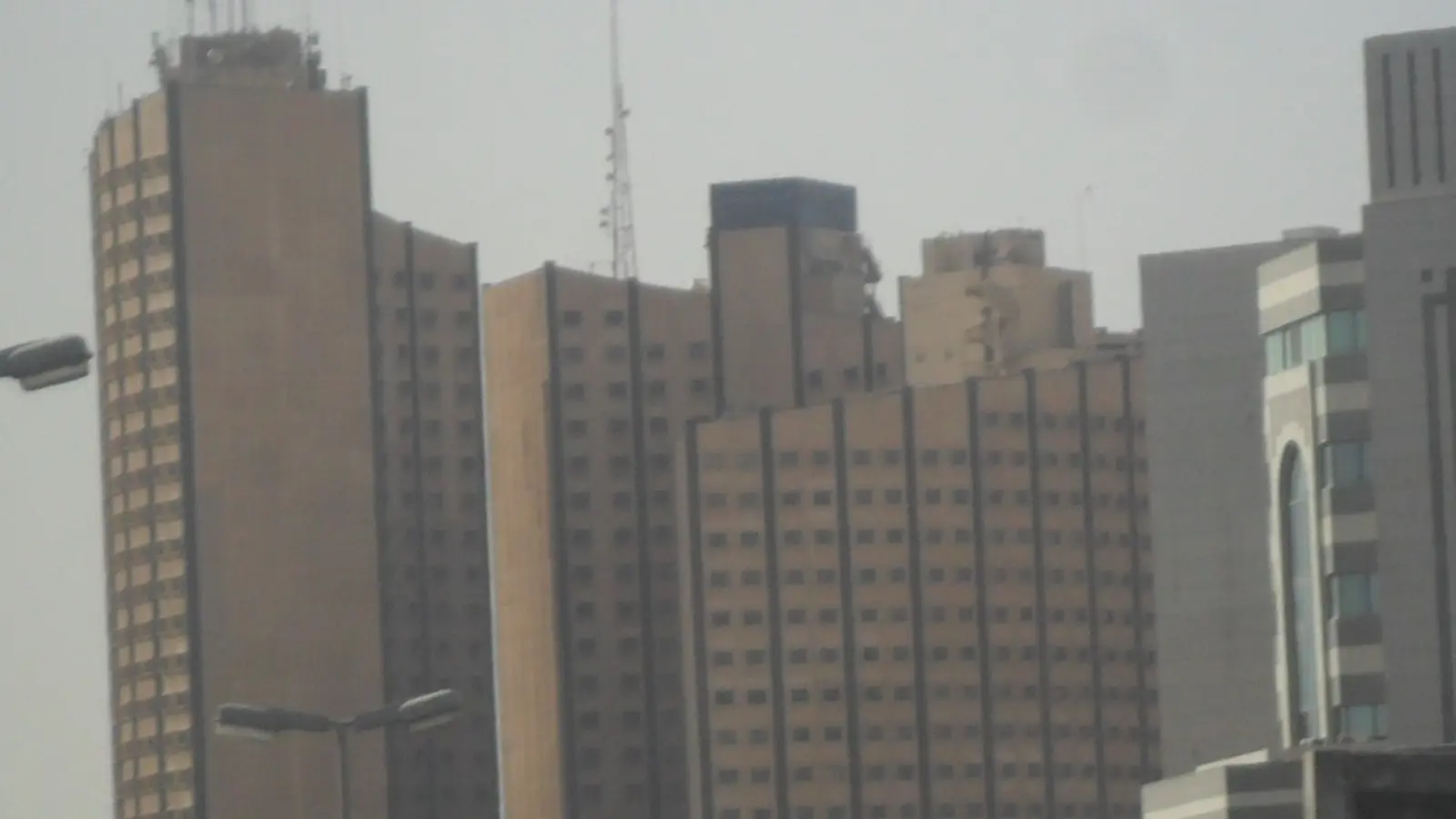 أبراج مكاتب إدارية عالية في مدينة سعودية تحت سماء ضبابية