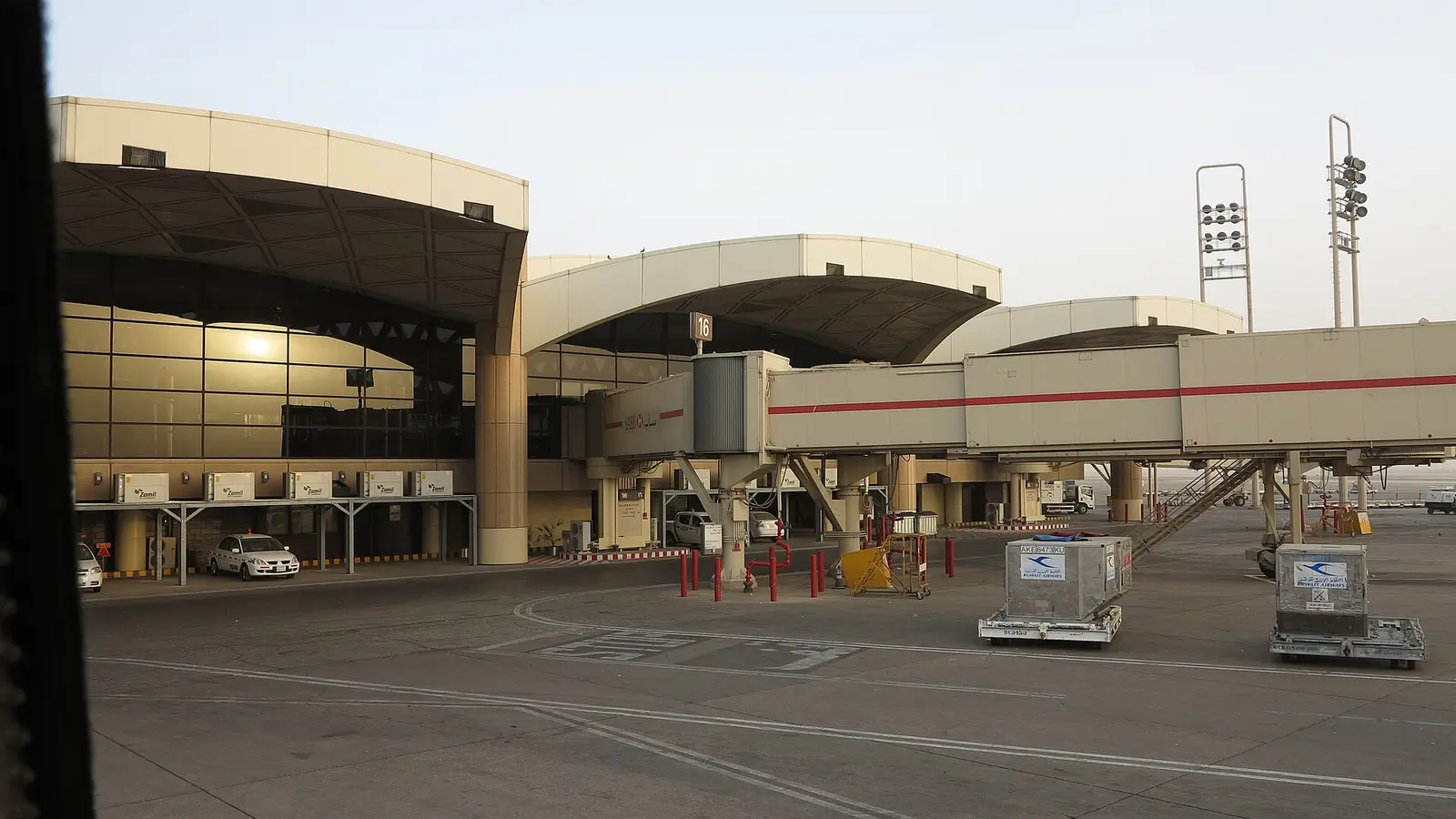 بوابة ركاب ومعبر صعود في مطار الملك خالد الدولي بالرياض دون ركاب ظاهرين